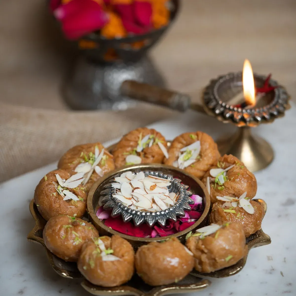 पीतल की थाली में सजी बालूशाही